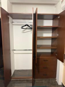 ein begehbarer Kleiderschrank mit Glastür in der Unterkunft Fratello Hotel in Buga