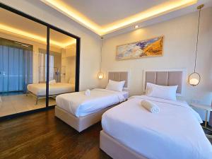 Giường trong phòng chung tại Almas Suites Tower Design Puteri Harbour +129 ảnh