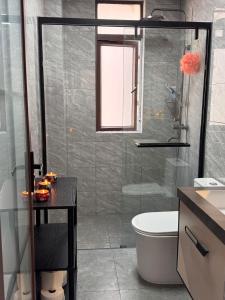 une salle de bain avec une douche, des toilettes et un lavabo dans l'établissement Kipé Plaza platinium Vue Mer Appartement 2 Chambres, à Conakry