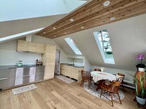 Kuchyň nebo kuchyňský kout v ubytování Willows Beach Loft Apartment