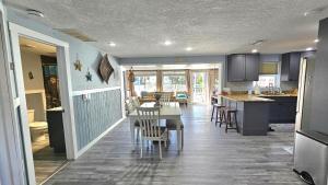 Cuisine ou kitchenette dans l'établissement Wet Feet Retreat at Weeki Wachee, The Perfect Riverfront Escape