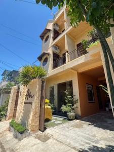 een gebouw met een bord aan de zijkant bij An Homestay CN2 in Ấp Bình Hưng