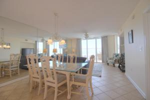 Un comedor y una sala de estar con mesa y sillas. en Crescent Shores South - 108, en Myrtle Beach