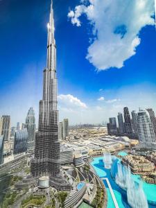 Una vista del Burj Khalifa, el edificio más alto del mundo. en Luxury Grande 48 with Burj Khalifa & Fountain Views, en Dubái