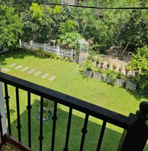 カトゥナーヤカにあるAirways Hotel - Katunayakeのバルコニーから庭園の景色を望めます。