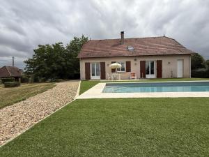 a house with a swimming pool in front of it at Maison familiale avec piscine privée et animaux admis à Saint-Mesmin - FR-1-839-10 in Saint-Mesmin