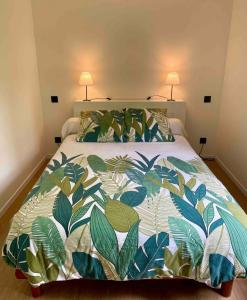 Un pat sau paturi într-o cameră la Superbe T2, village orcieres +7 fotografii