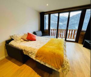 Un pat sau paturi într-o cameră la Superbe T2, village orcieres