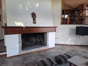 Una sala de estar con chimenea y una mesa. en Casa en Piriápolis para ocho personas grande y luminosa, en Piriápolis