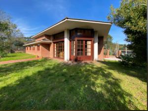 una casa con un gran patio al frente en Casa en Piriápolis para ocho personas grande y luminosa, en Piriápolis