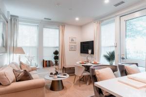 TV a/nebo společenská místnost v ubytování Sunny 2BR Apt with Kitchen & Parking, Near Brown & RISD