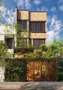 un grand bâtiment avec une clôture devant lui dans l'établissement A Stay In Bàu Vá, à Hue 11 autres photos