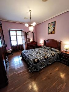Un dormitorio con una cama grande en una habitación. en GURE TXOKO Casa Rural, en Odériz
