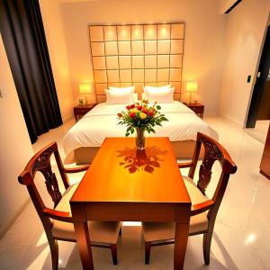 Un dormitorio con una cama y una mesa con flores. en Pyramids & sphinX Grand Hotel, en El Cairo 77 fotos más
