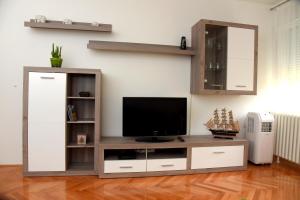 Televízia a/alebo spoločenská miestnosť v ubytovaní Apartmani Vedmar