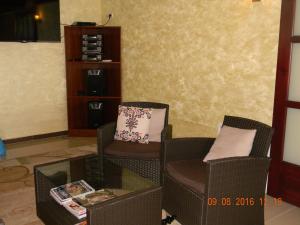 2 sillas y una mesa en la sala de estar en Szymkówka, en Nowa Biała