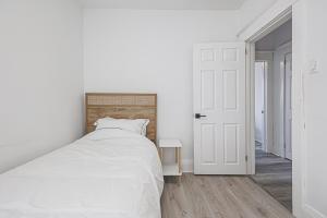 Galeriebild der Unterkunft Cozy & Comfy house near Subway in Toronto