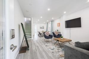 een woonkamer met een bank en een tafel bij Cozy & Comfy house near Subway in Toronto