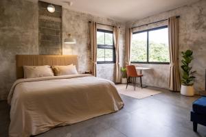 um quarto com uma cama grande e uma mesa em The Arch Casa - Design Hotel Pai em Pai mais 67 fotografias