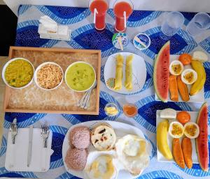 Una mesa cubierta con platos de comida sobre una mesa. en Ocevia - Tangalle, en Tangalle