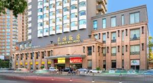 Un gran edificio en una calle de la ciudad con en Greatwall Hotel - Zhengzhou, en Zhengzhou