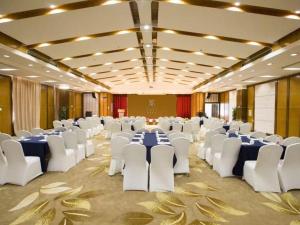 Un salón de banquetes con mesas y sillas azules y blancas. en Greatwall Hotel - Zhengzhou, en Zhengzhou