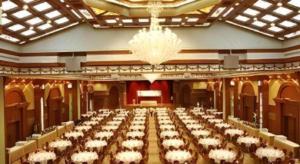 Kampong KiulapにあるThe Rizqun International Hotelの長いテーブルが置かれた大きな宴会場 +74枚の写真