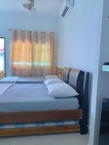 a bedroom with a bed with a curtain and a window at Habitacion Pauvemar en Coveñas in Coveñas +6 photos