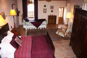 Een bed of bedden in een kamer bij L'Ancienne Auberge