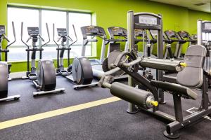 een fitnessruimte met meerdere rijen loopvlakken bij The Montenotte Hotel in Cork
