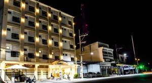 un grand bâtiment avec des lumières devant lui la nuit dans l'établissement Loei Residence, à Ban Tha Phae