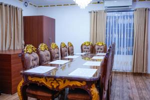 una sala de conferencias con una mesa larga y sillas en Victorian Venue Hotel, en Katmandú