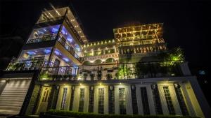 Un gran edificio con luces por la noche. en Victorian Venue Hotel, en Katmandú