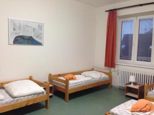 Łóżko lub łóżka w pokoju w obiekcie Hostel Bernarda Bolzana