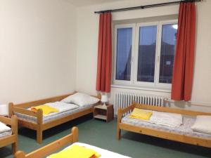 Łóżko lub łóżka w pokoju w obiekcie Hostel Bernarda Bolzana