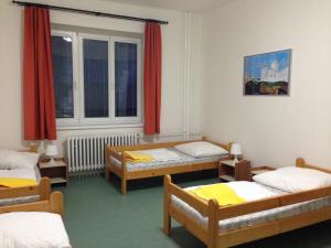 Łóżko lub łóżka w pokoju w obiekcie Hostel Bernarda Bolzana