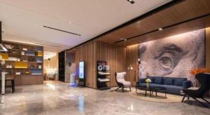 済南市にあるEcharm Hotel Jinan West Station International Exhibition Centerのロビー(青いソファ、椅子付)