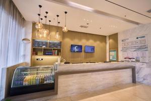 un restaurant avec un comptoir et une glacière dans l'établissement City Comfort Inn Wuhan Wangjiawan Longyangcun Metro Station, à Wuhan