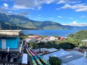 サン・ファン・ラ・ラグナにあるHospedaje la estrella del lagoの線路のある町の景色 +18枚の写真