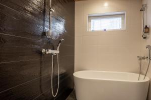 Un baño con bañera y WC. en Villa Mäntykumpu by Hi Ylläs, en Ylläsjärvi 21 fotos más