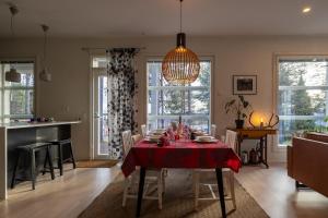 comedor con mesa y mantel rojo en Villa Mäntykumpu by Hi Ylläs, en Ylläsjärvi