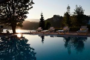 ブレッドにあるRikli Balance Hotel – Sava Hotels & Resortsのスイミングプールの周りに座る椅子