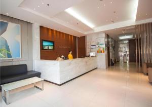 宜昌市にあるCity Comfort Inn Yichang Dongshan Three Gorges University Shuiyuechengの受付カウンターのあるホテルのロビー
