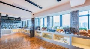 a large room with windows and aasteryasteryasteryasteryasteryasteryasteryasteryastery at Echarm Hotel Huangshi Yingbin Avenue in Huangshigang