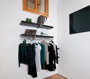 Televízia a/alebo spoločenská miestnosť v ubytovaní Centric Gracia Apartments