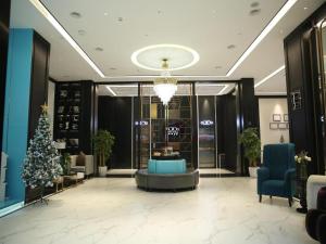 un arbre de Noël au milieu d'un hall dans l'établissement Xana Hotelle Nanchang Hongdu Middle Avenue Provincial TV Station, à Nanchang County