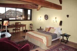 Een bed of bedden in een kamer bij L'Ancienne Auberge