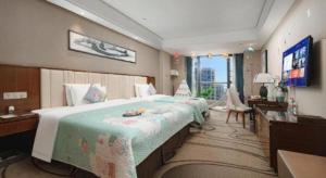 長沙市にあるDays Hotel by Wyndham Hunan Changsha Convoyの大きなベッドと机があるホテルの部屋