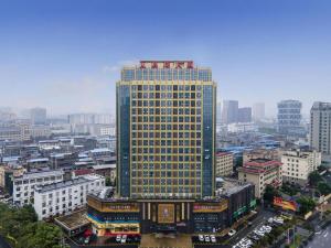 南昌市にあるLavande Hotel Nanchang High Tech Aixihuの街の真ん中にある高層ビル