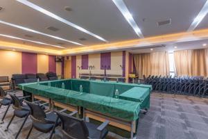 南昌市にあるLavande Hotel Nanchang High Tech Aixihuのビリヤード台と椅子が備わる客室です。